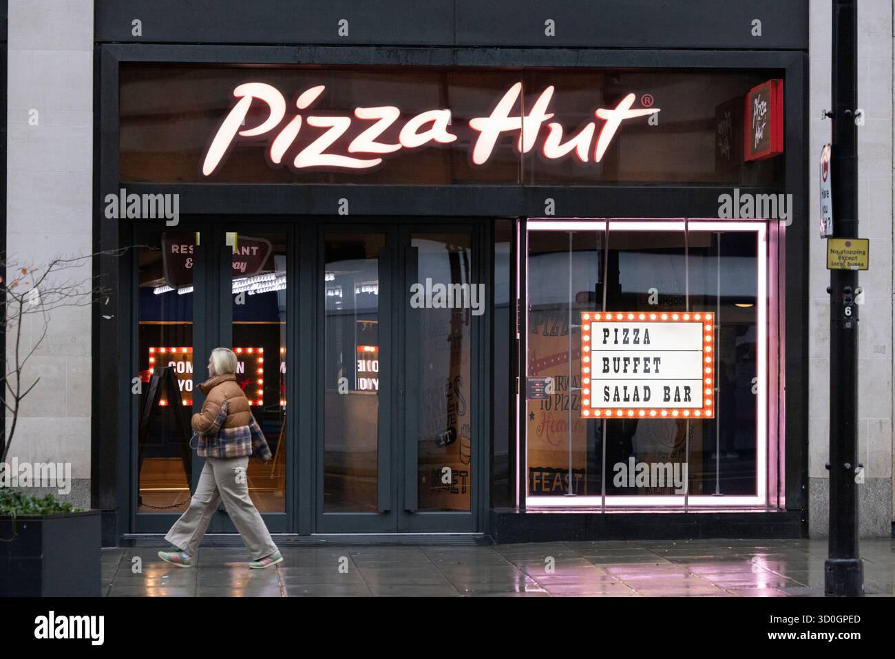 Pizza Hut sta chiudendo 68 ristoranti nel Regno Unito dopo che la sua società madre è entrata in amministrazione, molte delle 13 sedi della capitale chiuderanno, Londra. Foto Stock