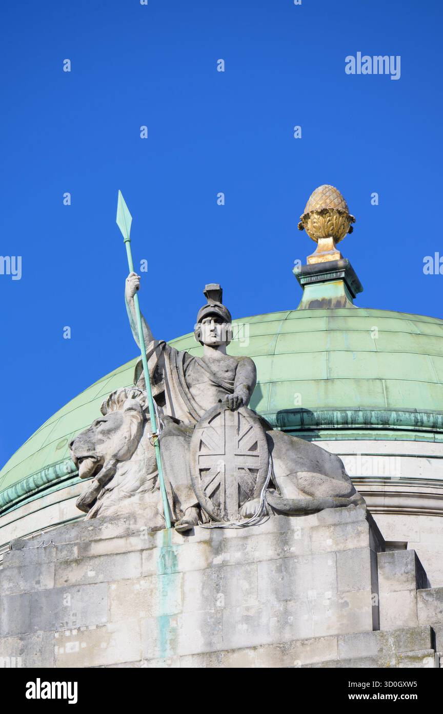 Londra, Regno Unito. Statua Britannia e cupola sul tetto dell'Hotel Cafe Royal a Piccadilly Circus Foto Stock