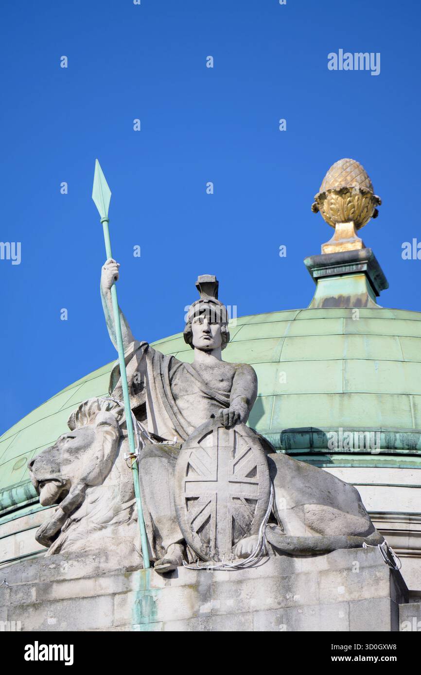 Londra, Regno Unito. Statua Britannia e cupola sul tetto dell'Hotel Cafe Royal a Piccadilly Circus Foto Stock