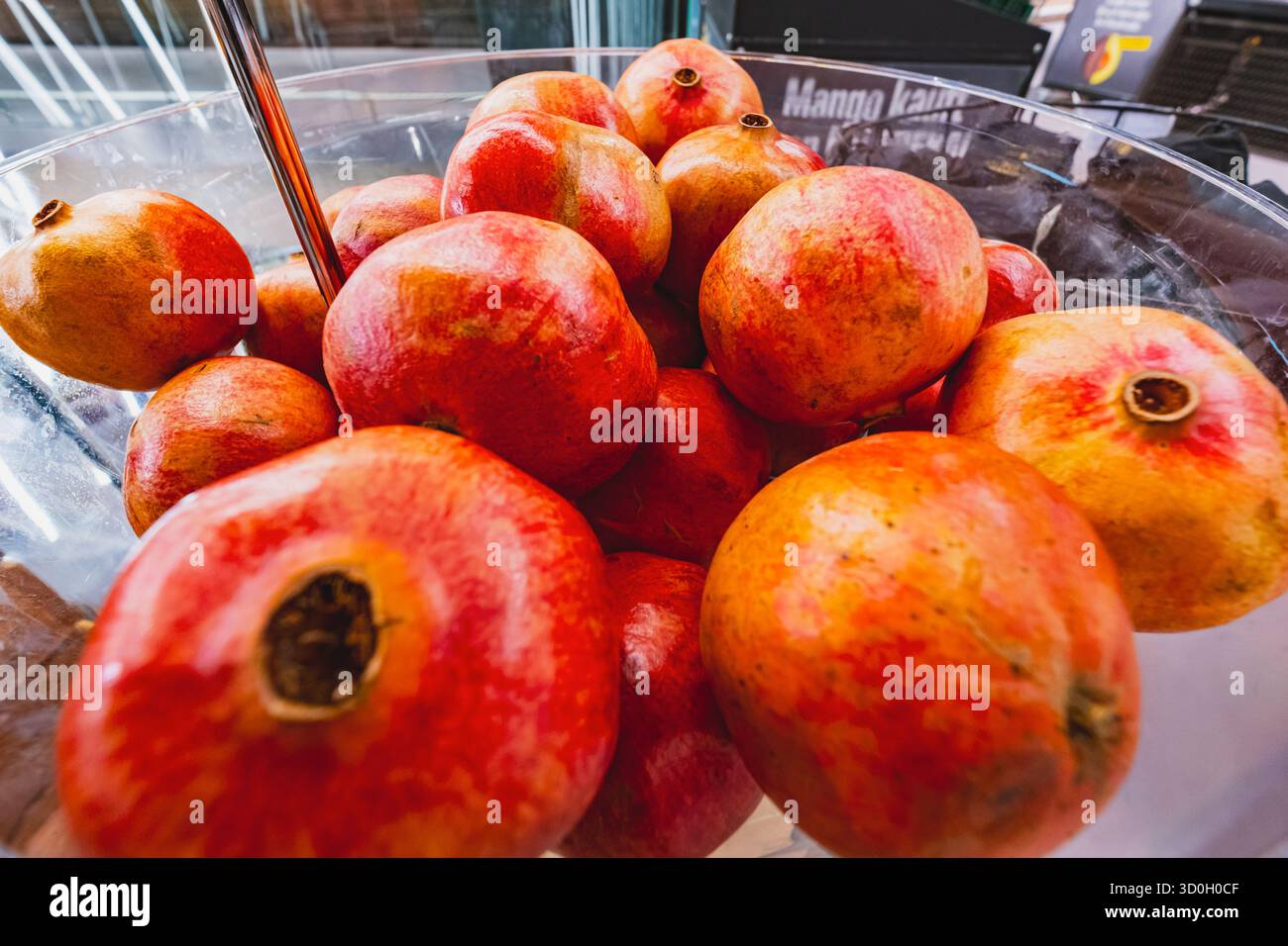 Vista ravvicinata dei melagrani in vendita al supermercato Foto Stock