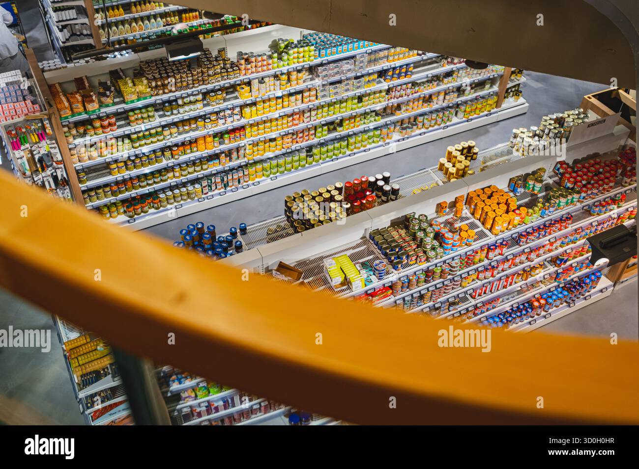 Edeka Zurheide, un supermercato moderno dal design elegante, prodotti freschi e scaffali ben riforniti visti dall'alto Foto Stock