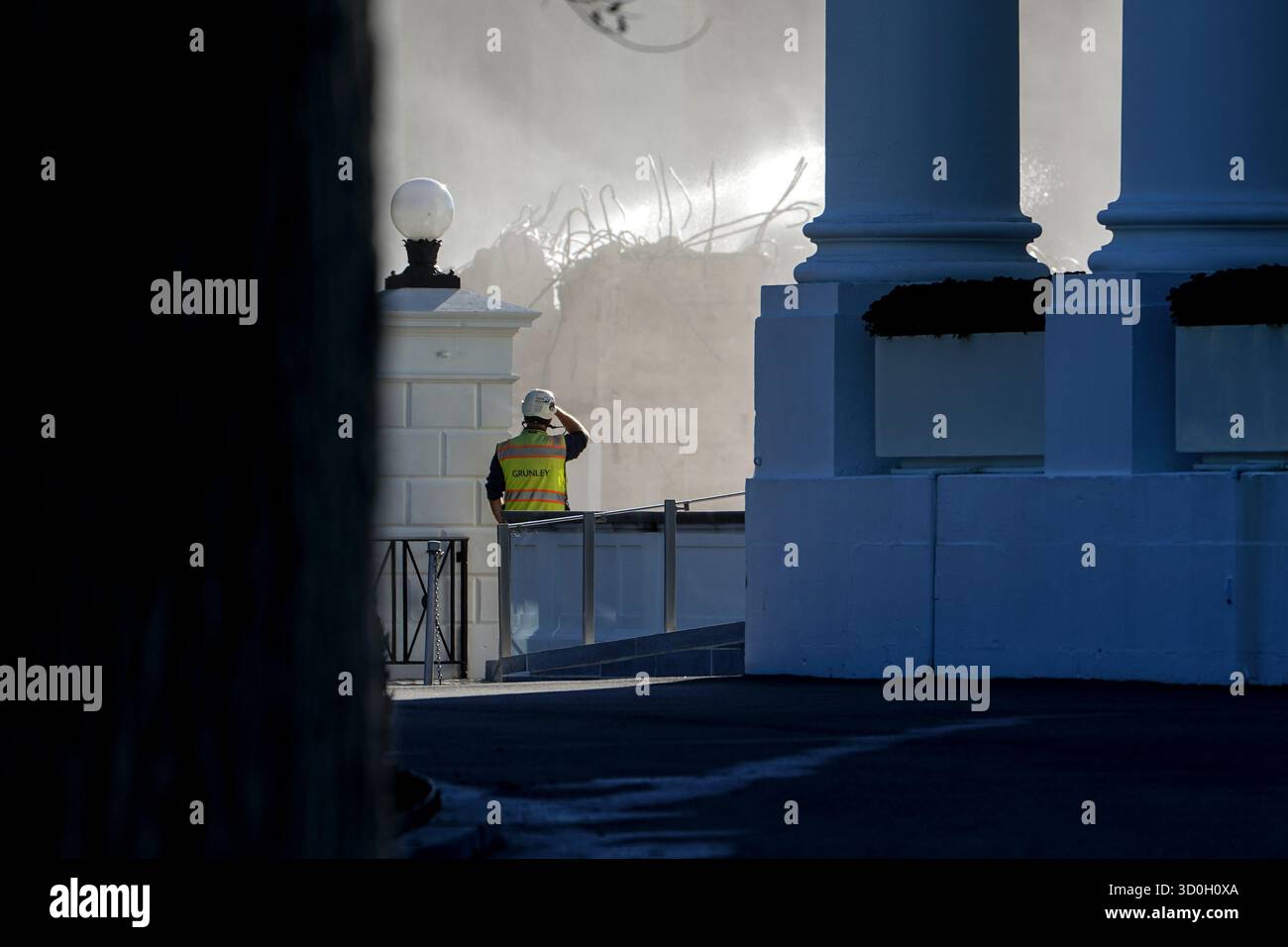 I lavoratori delle costruzioni continuano la demolizione di parte dell'ala est della Casa Bianca per la costruzione della sala da ballo del presidente Trump a Washington, DC, USA, 23 ottobre 2025. L'ampliamento della sala da ballo di 27400 metri quadrati della Casa Bianca ospiterà circa 900 persone ed è ora stimato in 300 milioni di dollari. Credito: Oliver/Pool tramite CNP/MediaPunch Foto Stock