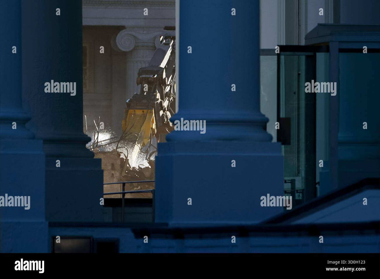 I lavoratori delle costruzioni continuano la demolizione di parte dell'ala est della Casa Bianca per la costruzione della sala da ballo del presidente Trump a Washington, DC, USA, 23 ottobre 2025. L'ampliamento della sala da ballo di 27400 metri quadrati della Casa Bianca ospiterà circa 900 persone ed è ora stimato in 300 milioni di dollari. Credito: Oliver/Pool tramite CNP/MediaPunch Foto Stock