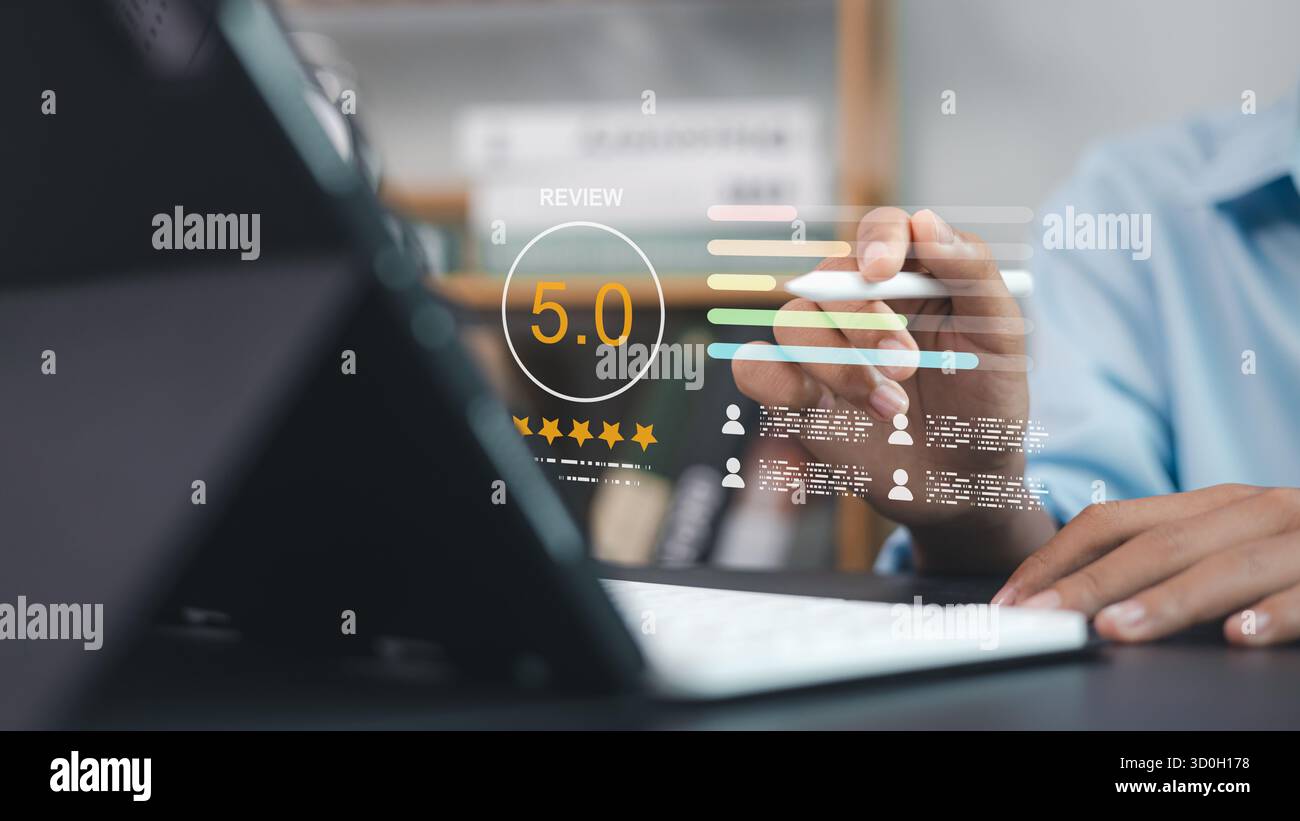Persona che utilizza un tablet digitale per analizzare le recensioni dei clienti con 5 stelle. Concetto di feedback online, soddisfazione, progettazione UX e tecnologia di marketing digitale Foto Stock