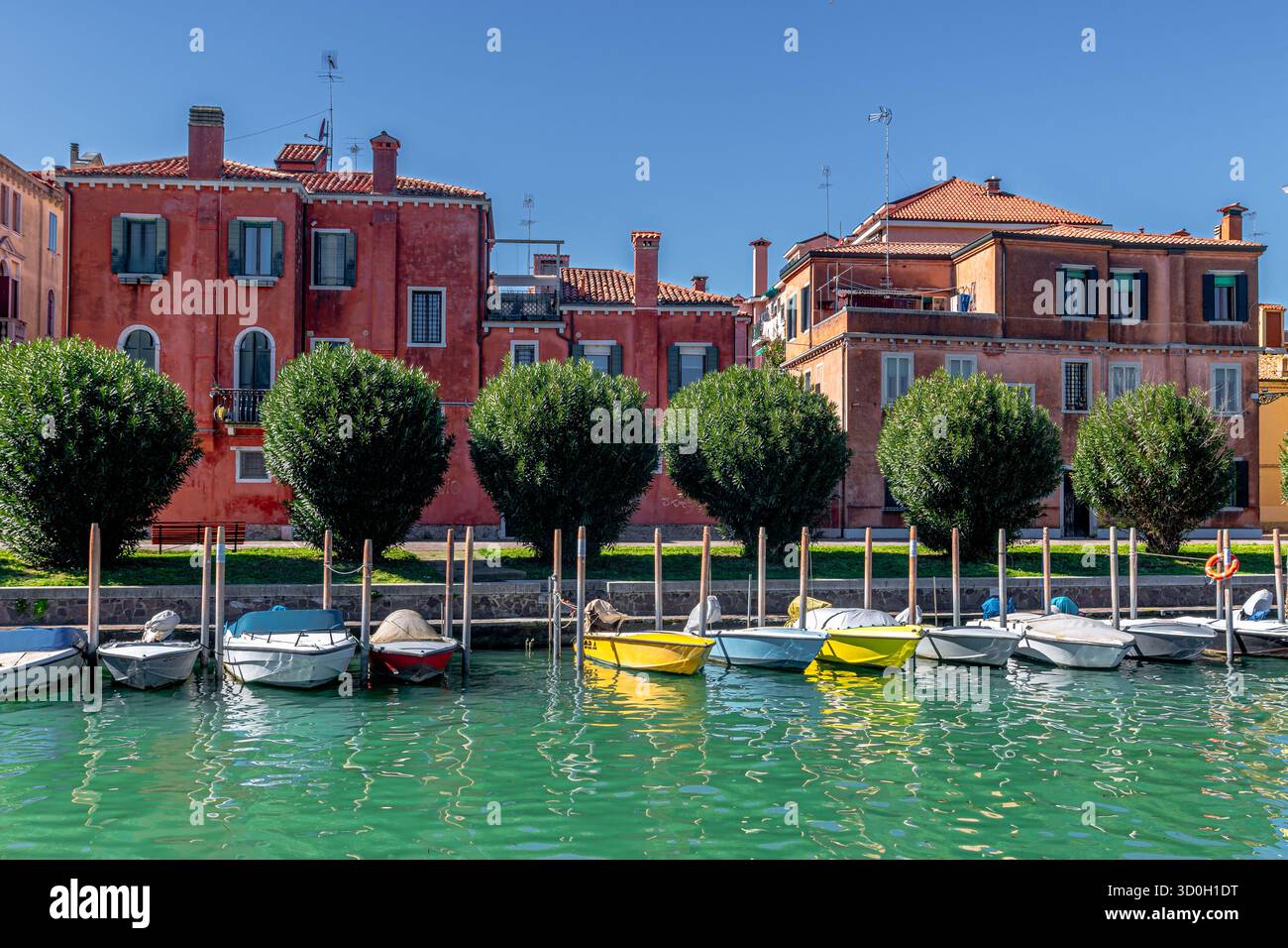 Eleganti edifici dietro piccole barche ormeggiate sul rio de Sant'Elena, un tranquillo canale che confina con Sant'Elena e il Castello sestieri di Venezia Foto Stock