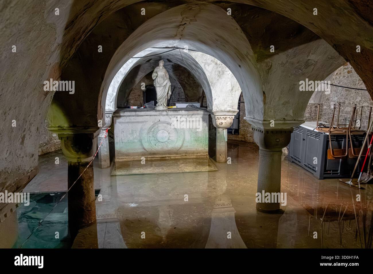 La cripta allagata della Chiesa di San Zaccaria nel Castello sestiere di Venezia Foto Stock