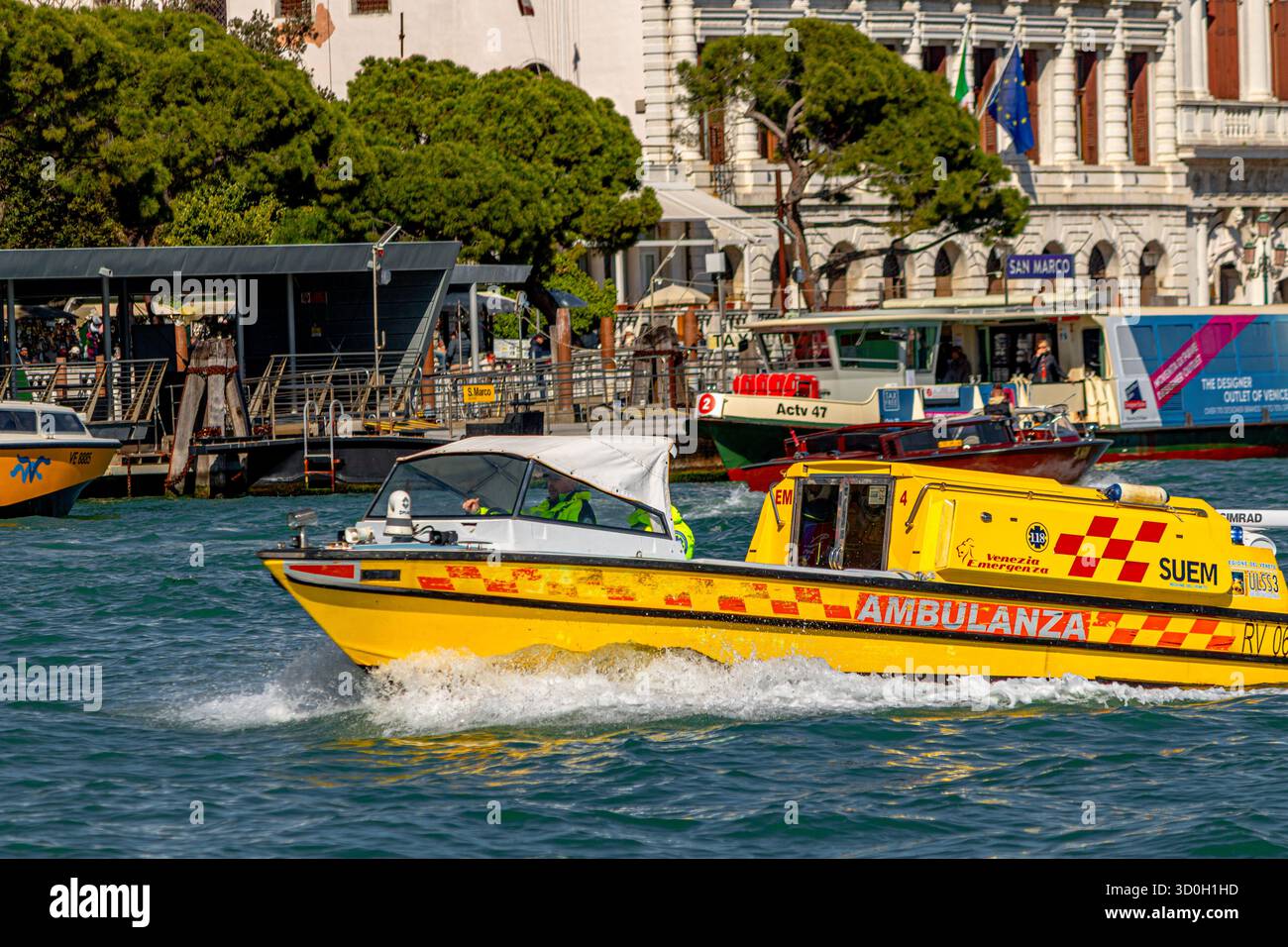 Una nave d'emergenza per l'idroambulanza di Venezia, (Ambulanza), si fa strada lungo il Canal grande a Venezia, Italia Foto Stock