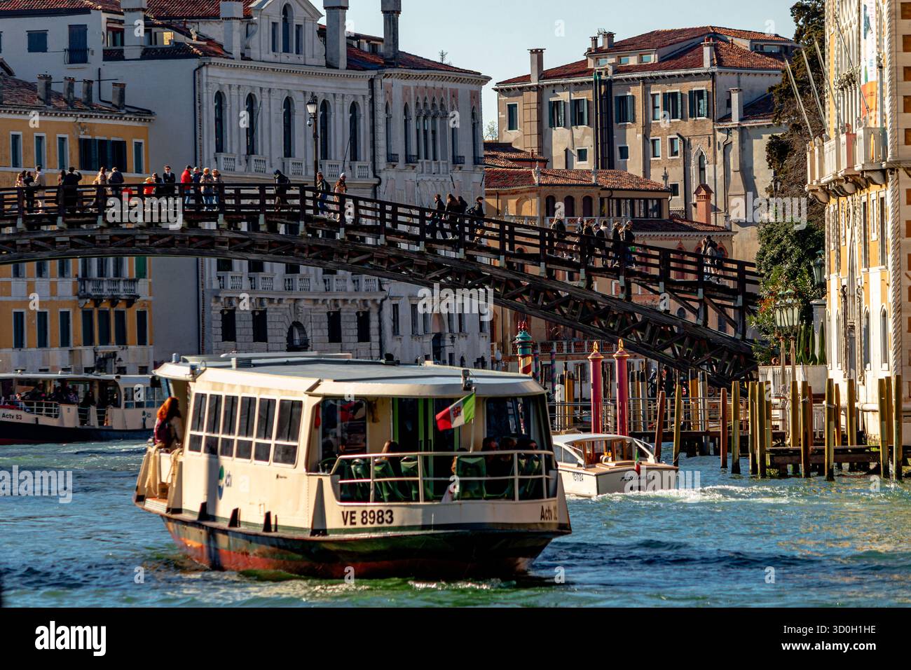 Persone a bordo di un vaporetto n. 2 che si avvicina al Ponte dell'Accademia sul Canal grande nel quartiere Dorsoduro di Venezia Foto Stock