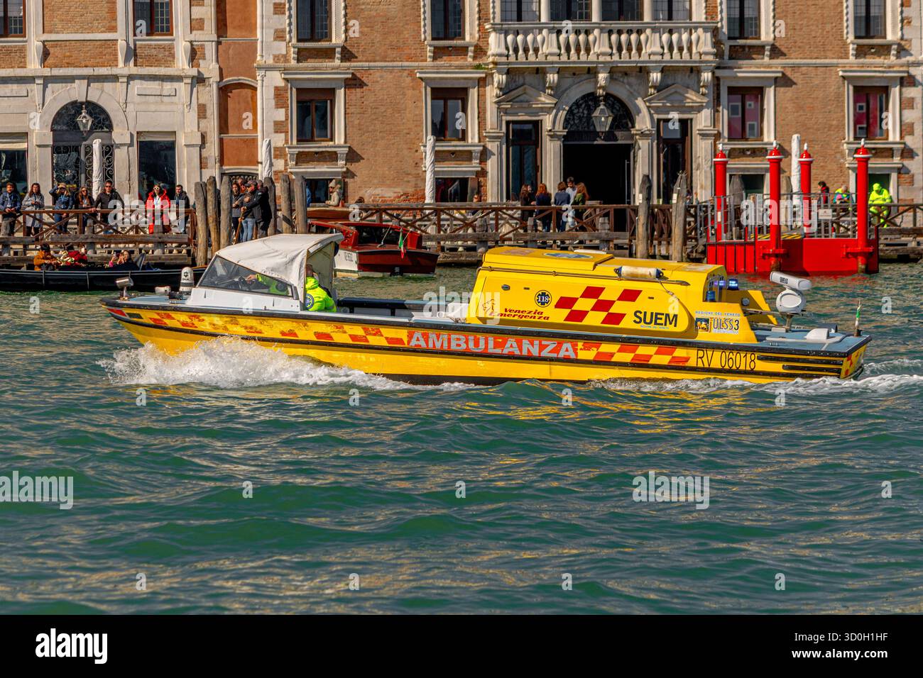 Una nave d'emergenza per l'idroambulanza di Venezia, (Ambulanza), si fa strada lungo il Canal grande a Venezia, Italia Foto Stock