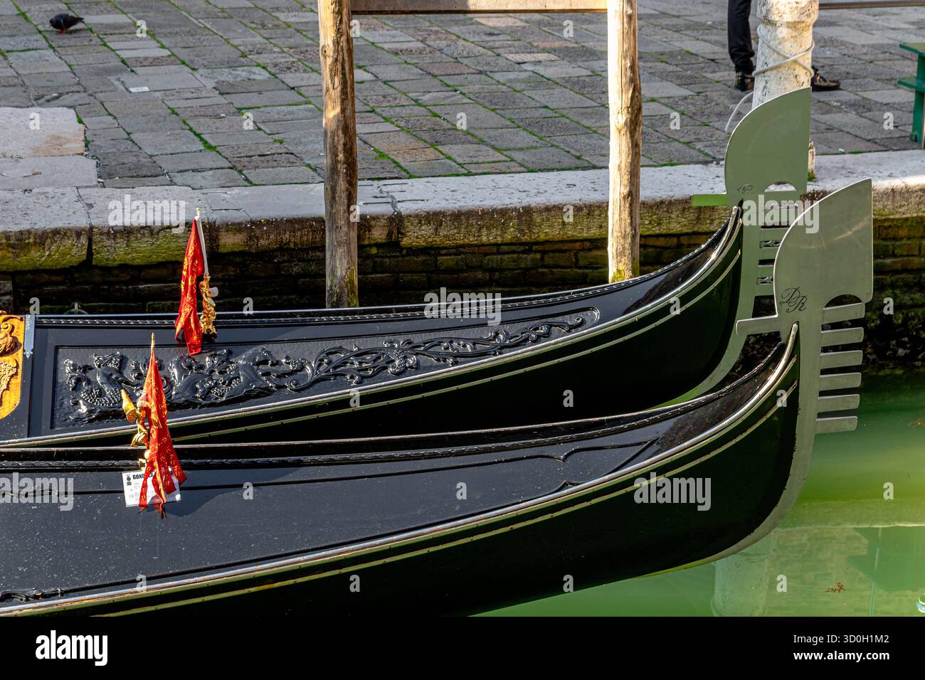 Dettaglio ravvicinato di due gondole veneziane, che mostrano la prua o la lama di ferro davanti alla Gondola, Venezia, Italia Foto Stock