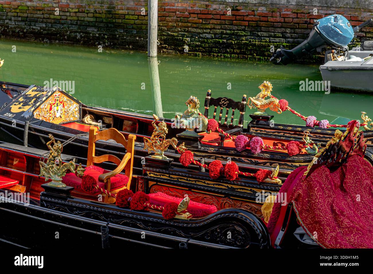 Primo piano del dettaglio dell'interno di una gondola veneziana sul canale Rio dei Frari a San Polo, Venezia, Italia Foto Stock