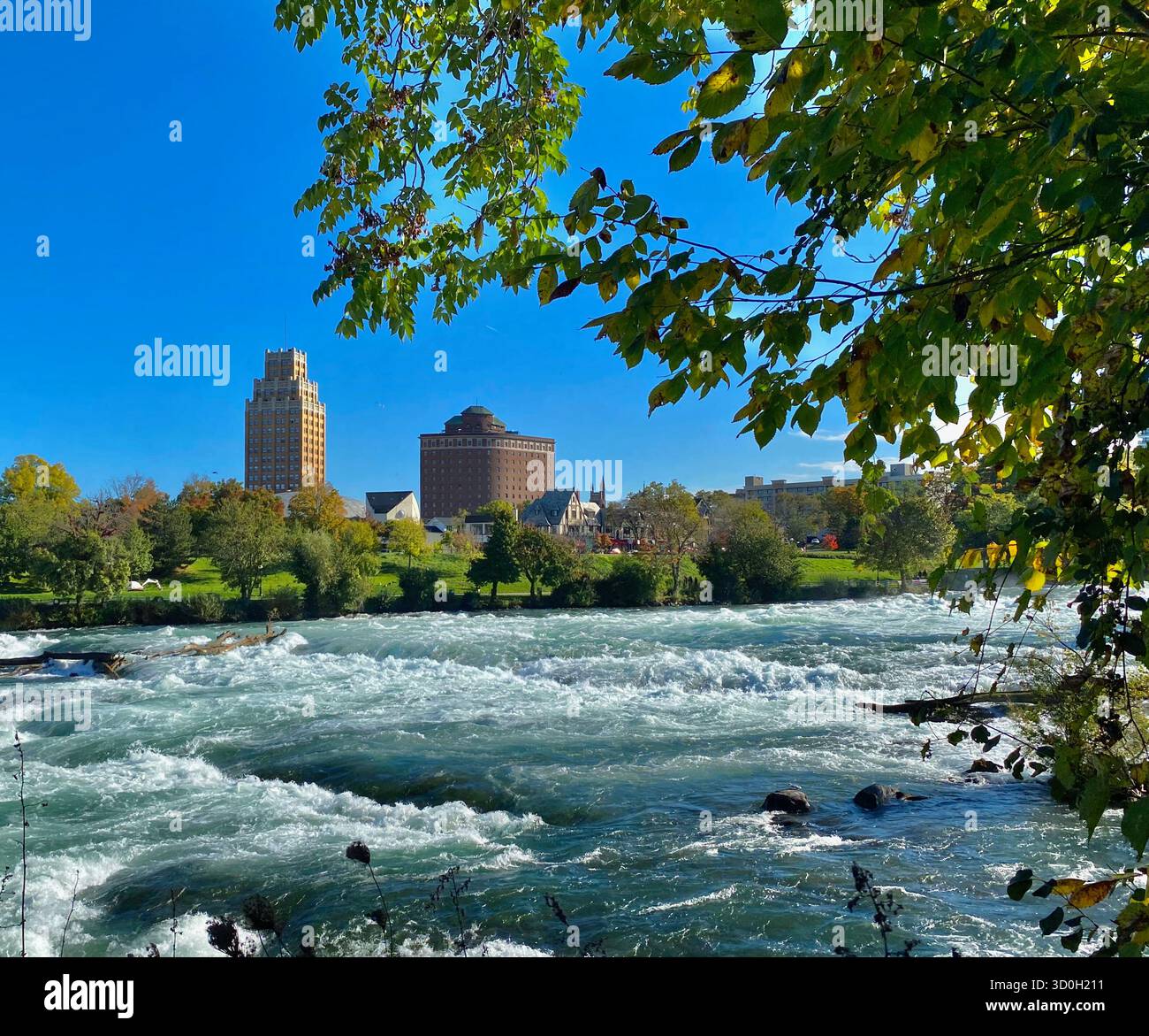 Una città dall'altra parte di un bel fiume, il culmine della natura incontra l'architettura. Un crossover perfetto. - Immagine stock catturata con smartphone