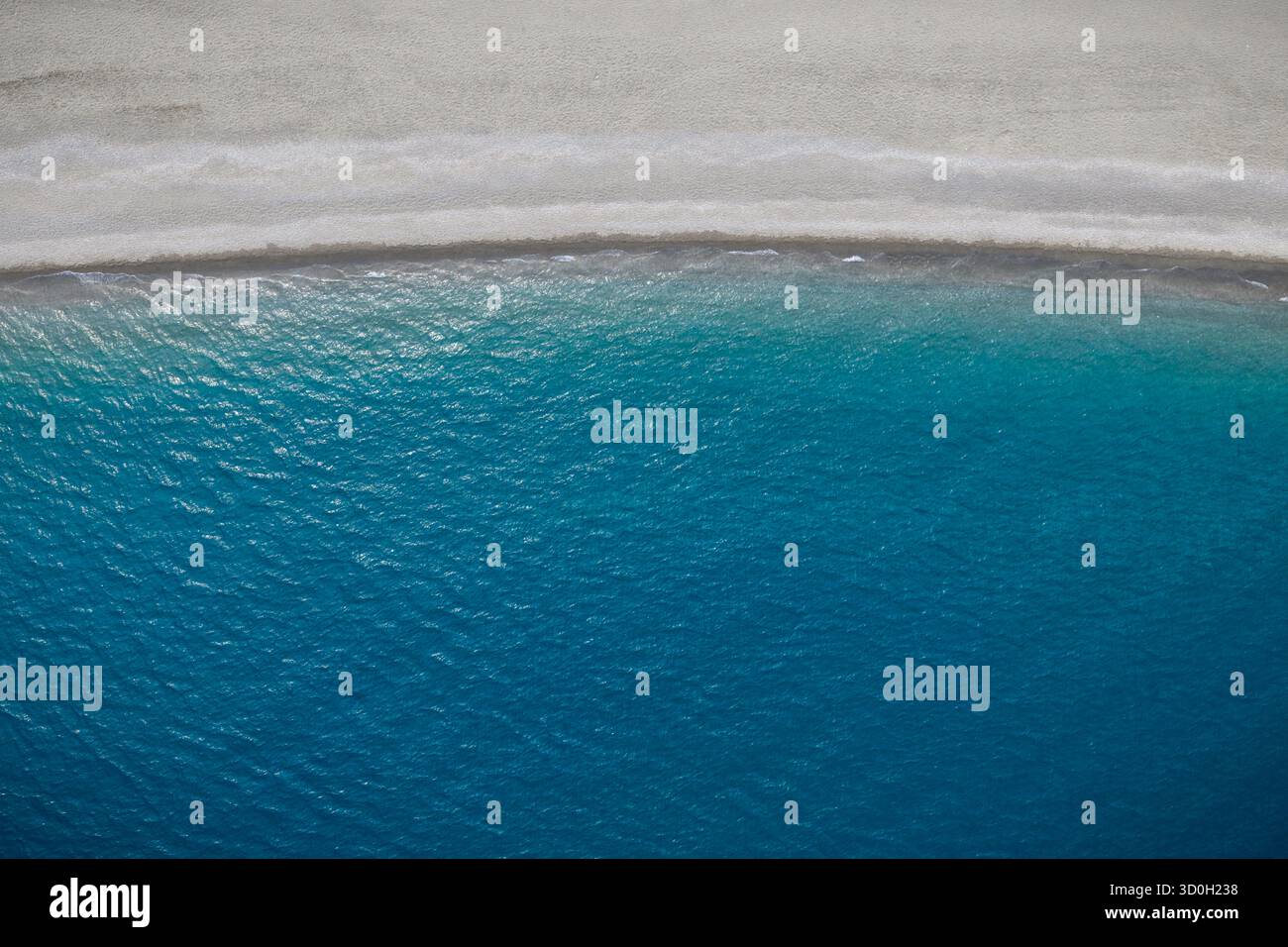 La vista aerea dell'impressionante contrasto tra il mare turchese e la spiaggia di sabbia leggera crea una splendida armonia visiva, Marinello, Città metropolitana di Messina, Italia. Foto Stock