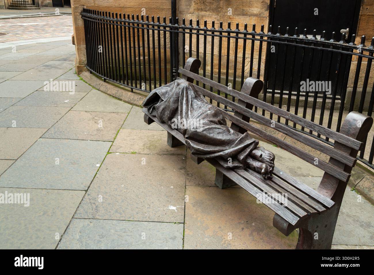 Una scultura intitolata "Homeless Jesus", creata dall'artista canadese Timothy Schmalz. Raffigura Gesù come un senzatetto, che dorme su una panchina del parco Foto Stock