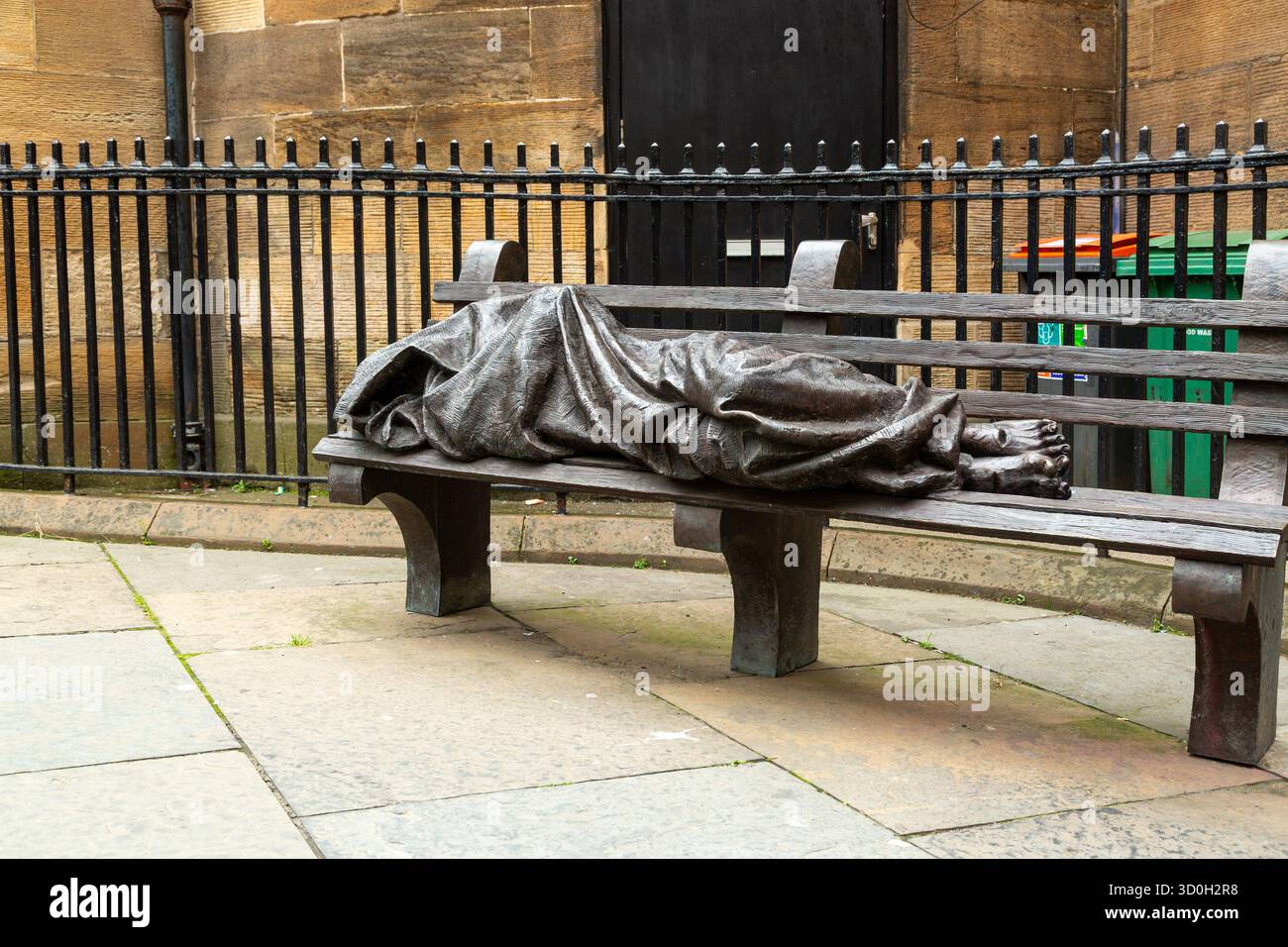 Una scultura intitolata "Homeless Jesus", creata dall'artista canadese Timothy Schmalz. Raffigura Gesù come un senzatetto, che dorme su una panchina del parco Foto Stock