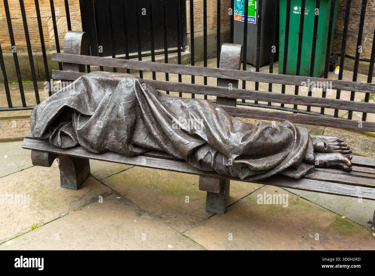Una scultura intitolata "Homeless Jesus", creata dall'artista canadese Timothy Schmalz. Raffigura Gesù come un senzatetto, che dorme su una panchina del parco Foto Stock