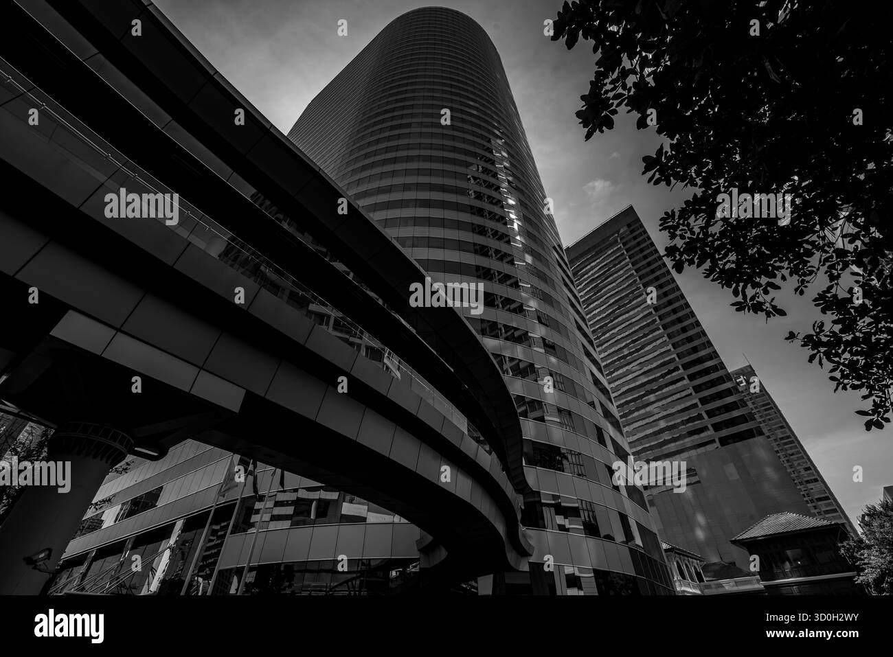 Moderno grattacielo a Bangkok, Thailandia: Spettacolare prospettiva architettonica urbana in bianco e nero Foto Stock