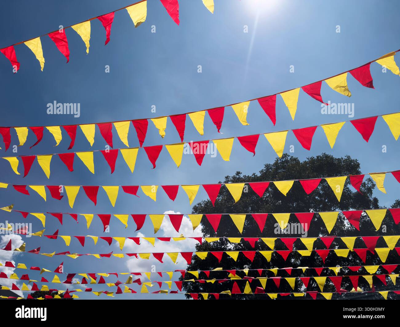 Bandiera rossa e gialla sullo sfondo blu del cielo durante l'evento festivo Foto Stock