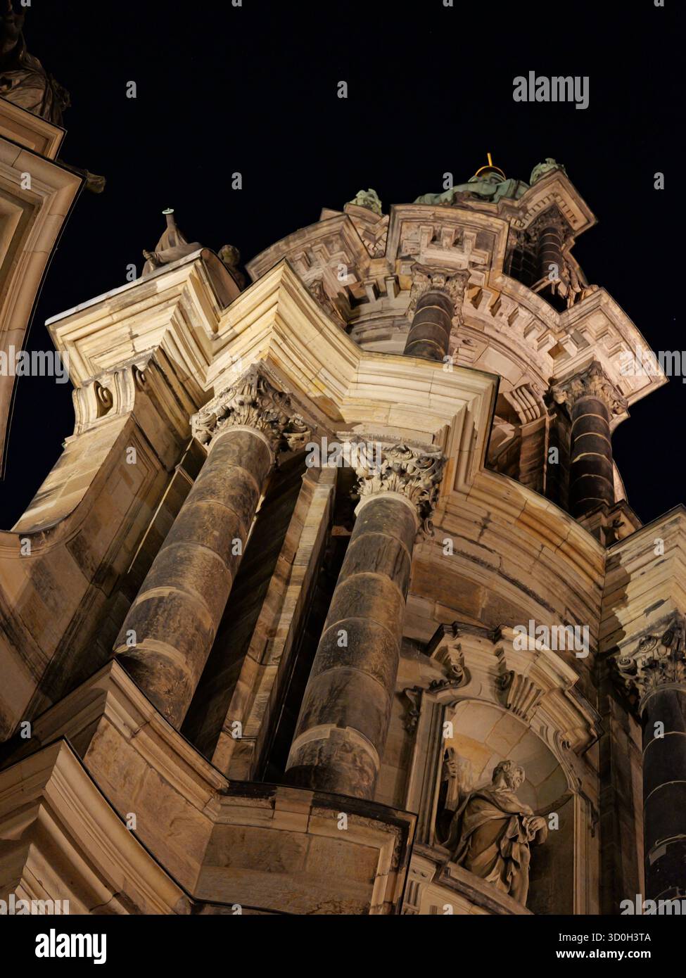 La Hofkirche cattolica di Dresda di notte illuminata, architettura barocca visibile. Copyspace. Foto Stock