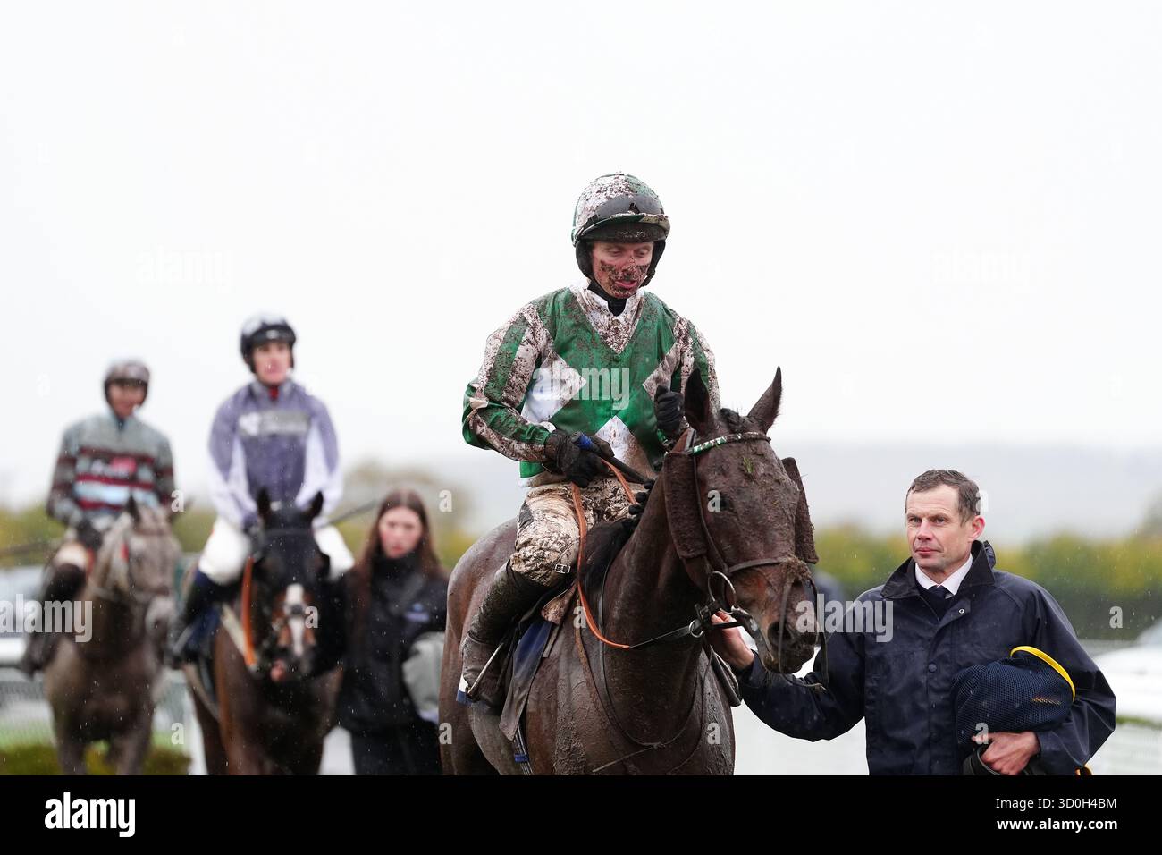 James Bowen dopo l'ostacolo del KLF Insurance Brokers Invitational handicap all'ippodromo Ludlow di Bromfield. Data foto: Giovedì 23 ottobre 2025. Foto Stock