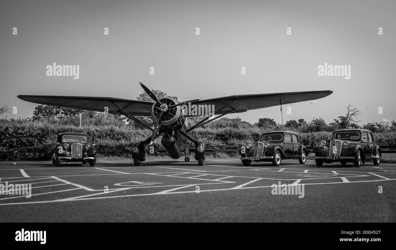 1938 Westland Lysander Mk.III & 3 Citroën Traction Avant in mostra allo Shuttleworth Military Airshow tenutosi il 31 maggio 2025. Foto Stock