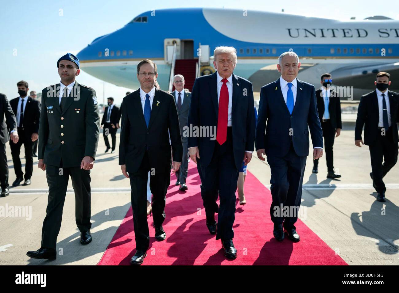 Il presidente Donald Trump arriva in Israele il 13 ottobre 2025 per incontrare i leader israeliani e far avanzare un accordo di cessate il fuoco mediato dagli Stati Uniti tra Israele e Hamas. È stato accolto sull'asfalto insieme al presidente israeliano Isaac Herzog e al primo ministro Benjamin Netanyahu. Gerusalemme, Israele. Per gentile concessione della Casa Bianca. Foto Stock