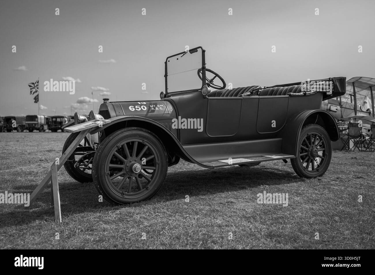 British Army 1916 Studebaker Light Four staff Car, in mostra al Shuttleworth Military Airshow tenutosi il 31 maggio 2025. Foto Stock