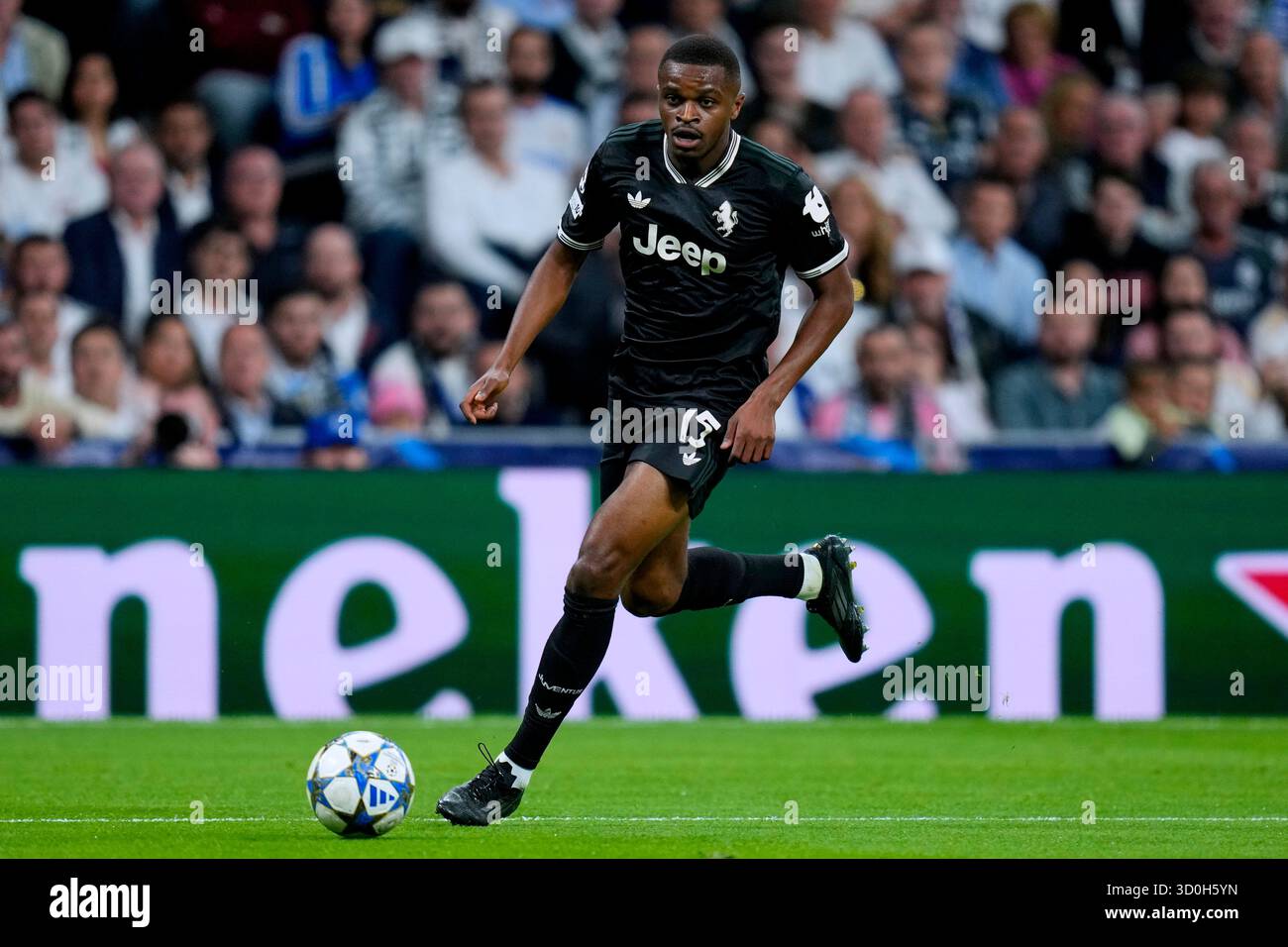 Madrid, Spagna. 23 ottobre 2025. Pierre Kalulu della Juventus FC durante la partita di UEFA Champions League, tra Real Madrid e Juventus, il giorno 3, giocata allo stadio Santiago Bernabeu il 22 ottobre 2025 a Madrid, Spagna. (Foto di Cesar Cebolla/PRESSIN) credito: PRESSINPHOTO SPORTS AGENCY/Alamy Live News Foto Stock