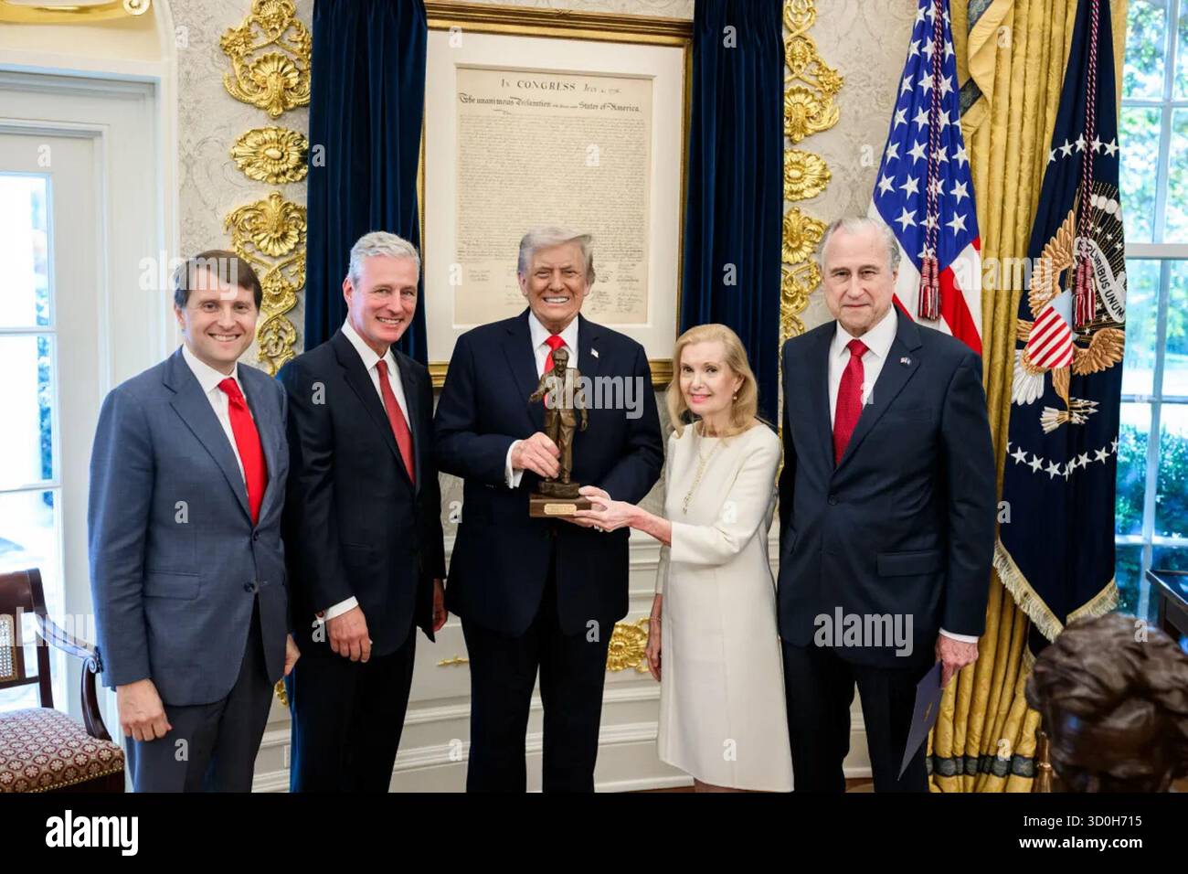 Il presidente Donald Trump riceve il premio Architect of Peace Award della Richard Nixon Foundation presso l'Oval Office insieme a Tricia Nixon Cox, Edward Cox, Robert o'Brien e archivista facente funzioni degli Stati Uniti Jim Byron. Washington, D.C. 21 ottobre 2025. Per gentile concessione della Casa Bianca. Foto Stock