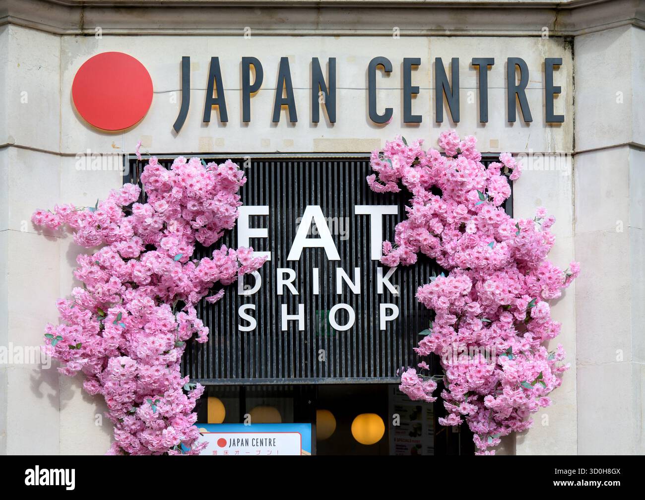 Londra, Regno Unito. Japan Centre all'angolo tra Panton Street e Oxendon Street. Mangiare, bere e fare shopping Foto Stock