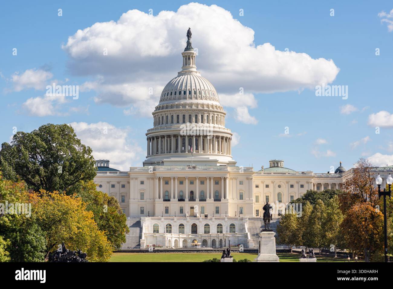 22 ottobre 2025: Il Campidoglio degli Stati Uniti viene visto nel primo pomeriggio del 22° giorno della seconda chiusura più lunga mai registrata dal governo degli Stati Uniti. Crediti: Brandon J. Moser/Alamy Live News Foto Stock