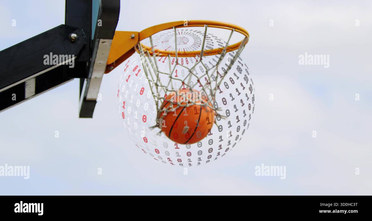 Pallacanestro volante che si muove attraverso il bordo esterno e la rete sotto il cielo nuvoloso, con sovrapposizione del codice binario Foto Stock
