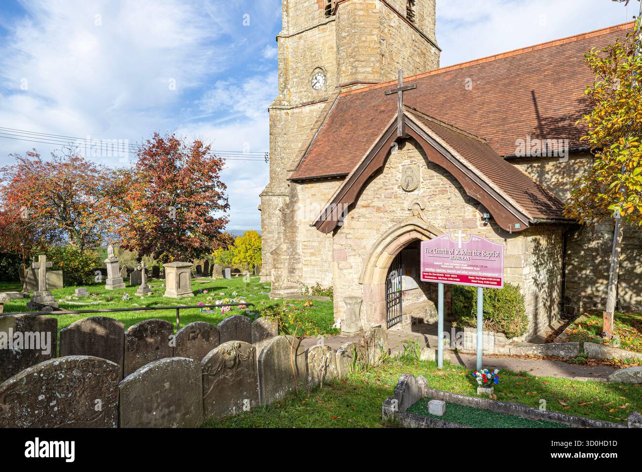 Vecchie lapidi che costeggiano il percorso per la Chiesa di San Giovanni Battista nel villaggio Forest of Dean di Ruardean, Gloucestershire, Inghilterra Regno Unito Foto Stock