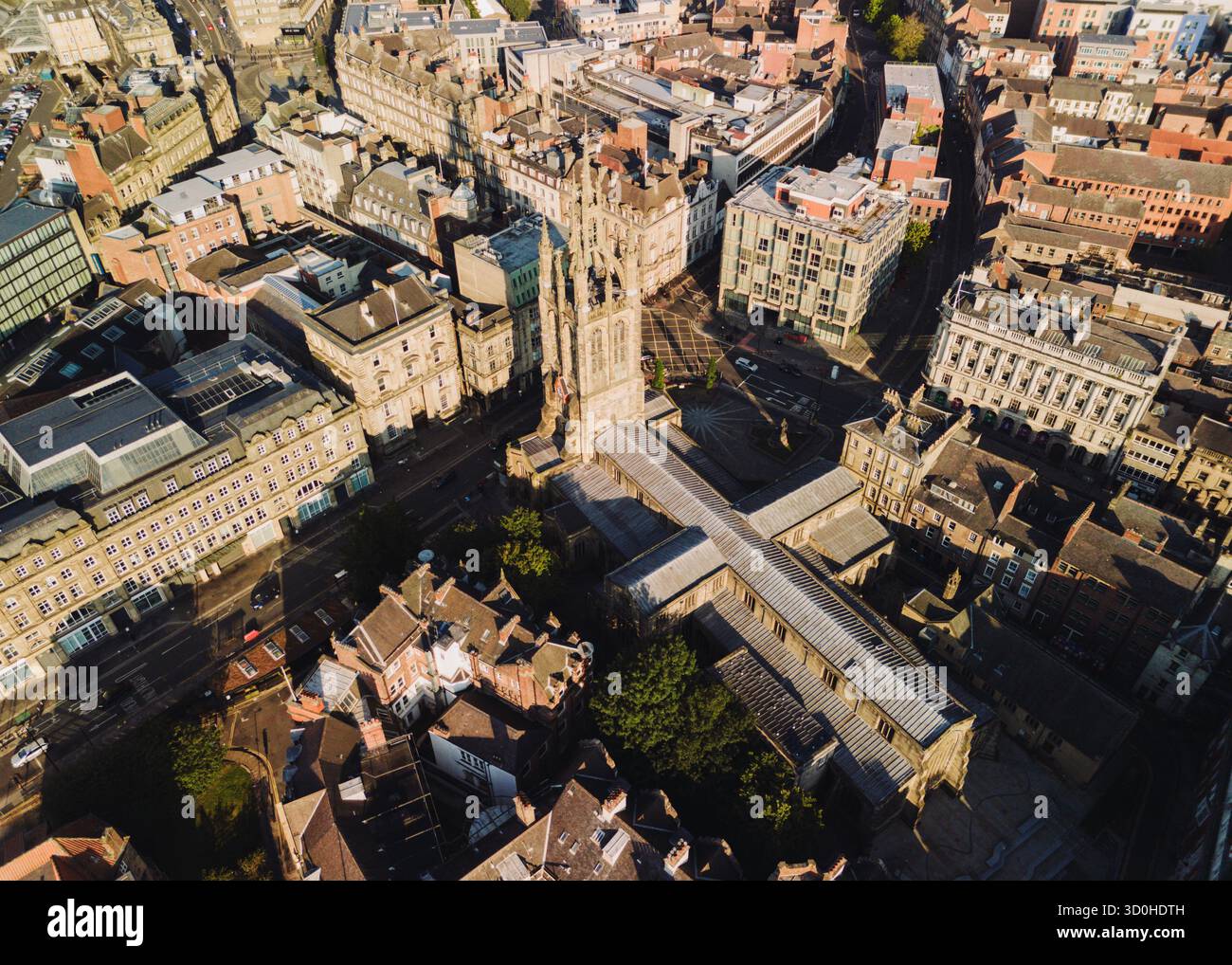 Newcastle Inghilterra: 17 agosto 2025: La cattedrale di Newcastle St Nicholas vista dall'alto cattura l'architettura e il paesaggio della città all'alba Foto Stock