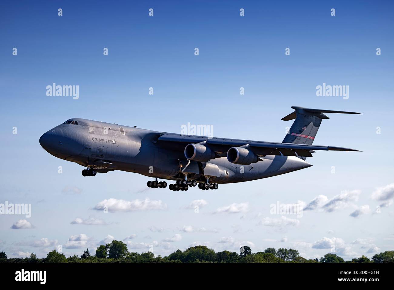 RAF Fairford, Gloucestershire, Inghilterra, Regno Unito - 16 luglio 2025: 86-0012 USAF Lockheed C-5M Super Galaxy (L-500) 337th Airlift Reserve Squadron al RIAT 2025 Foto Stock