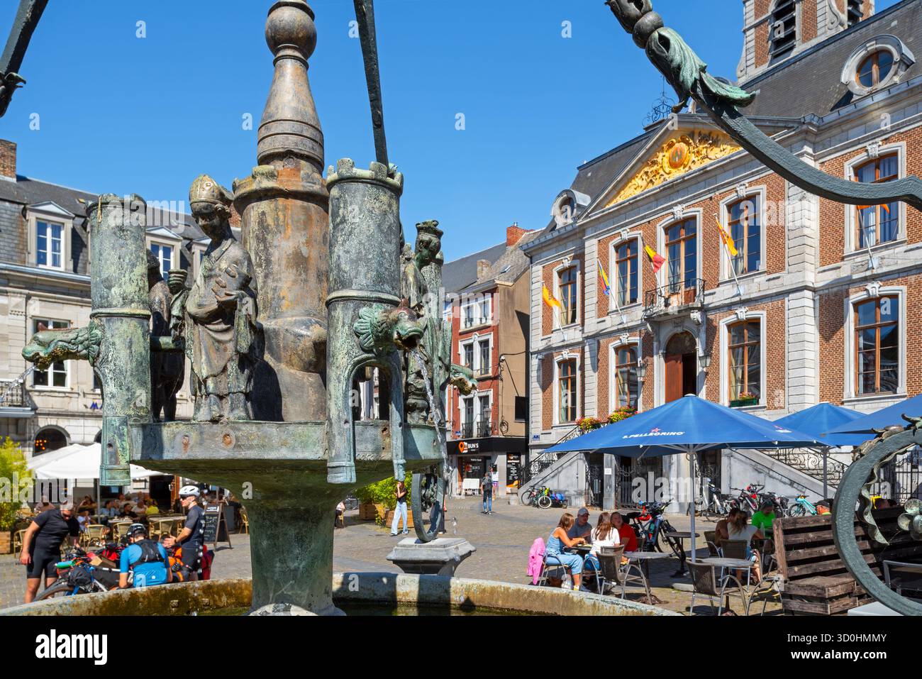 Li Bassinia, fontana del XV secolo e municipio del XVIII secolo nella Grand Place della città di Huy, provincia di Liegi, Belgio Foto Stock