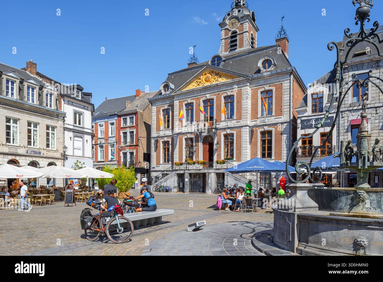 Li Bassinia, fontana del XV secolo e municipio del XVIII secolo nella Grand Place della città di Huy, provincia di Liegi, Belgio Foto Stock