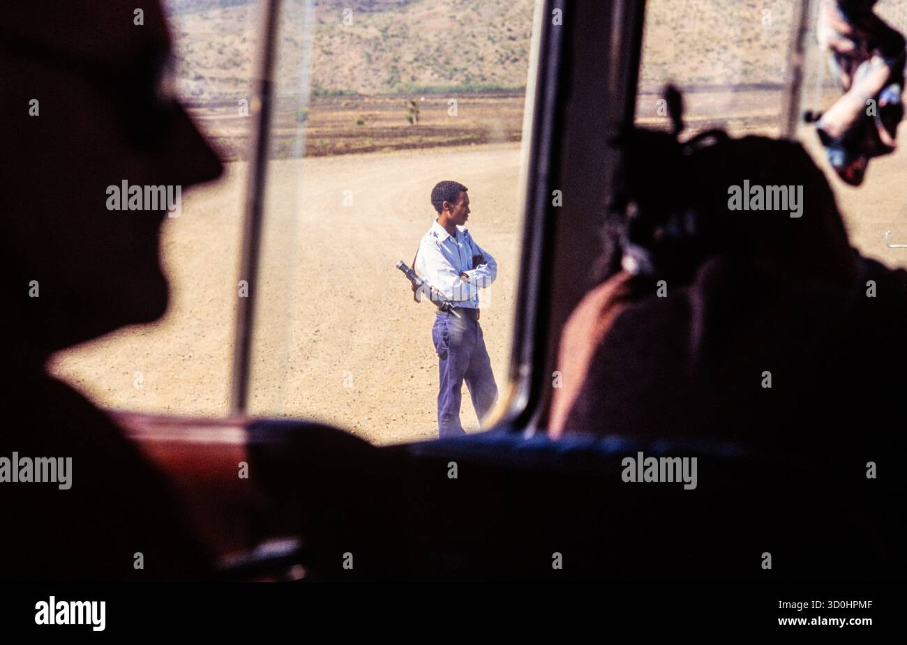 Foto di diapositiva esterna della chiesa rupestre di Saint Georges a Lalibela, regione di Amhara, Etiopia settentrionale. 1995. Foto Stock