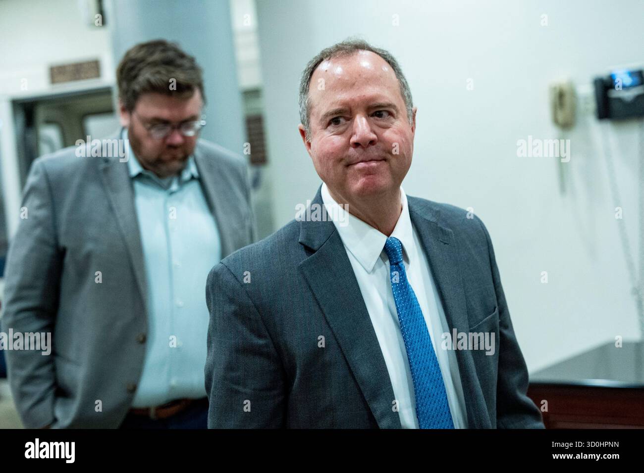 Washington, Stati Uniti. 23 ottobre 2025. Il senatore Adam Schiff, D-CA, cammina attraverso la metropolitana del Senato per votare il Johnson Shutdown Fairness Act, che pagherebbe i lavoratori federali sul posto di lavoro ma non ricevendo stipendi, al Campidoglio degli Stati Uniti a Washington, DC giovedì 25 ottobre 2025. I votati avevano bisogno di 60 "sì" ma furono bloccati, con solo tre democratici che votavano con i repubblicani per approvare il disegno di legge. La votazione finale è stata di 54-45. Foto di Bonnie Cash/UPI credito: UPI/Alamy Live News Foto Stock