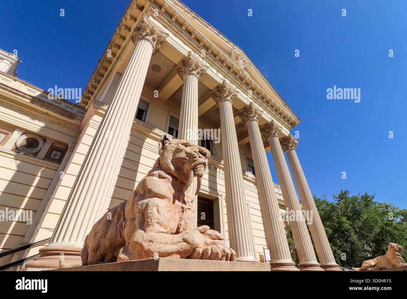 Statua della tigre a dente di sciabola Smilodon all'ingresso del Museo di Scienze naturali di la Plata, Argentina. Dettagli di architettura classica e colonne. Foto Stock