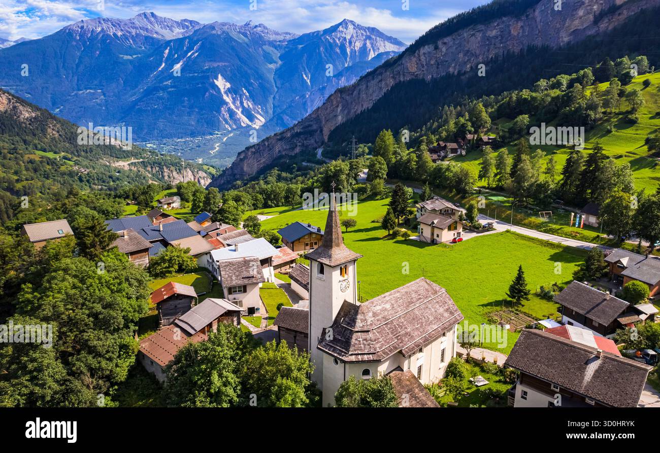 Scenario idilliaco della Svizzera . Bellissimo villaggio tradizionale di Inden nel Canton Vallese. panorama panoramico con tipiche case in legno e chiesetta. aeria Foto Stock