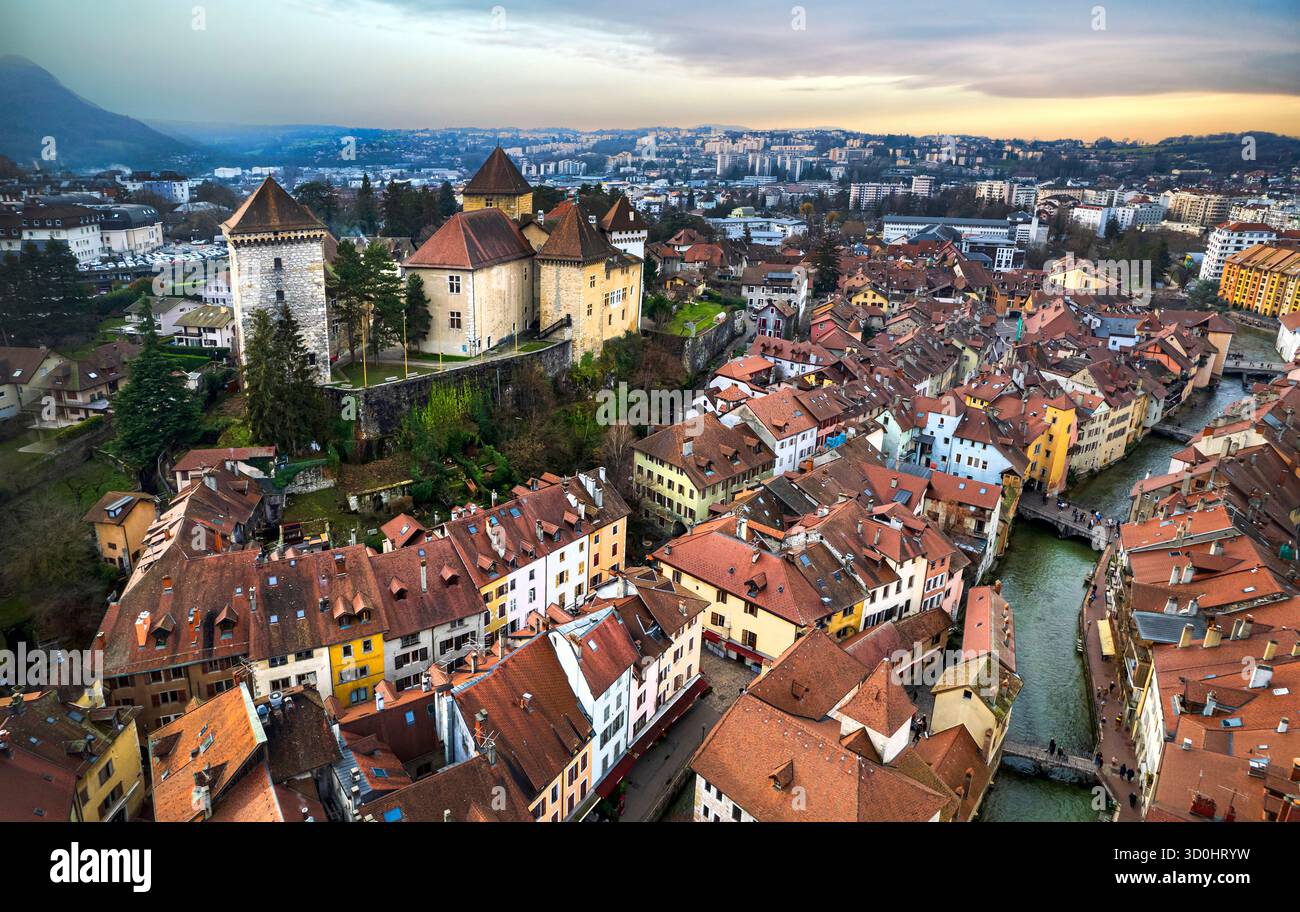 Viaggi in Francia e luoghi di interesse. Annecy - romantica splendida città vecchia nel Rodano - Alpi. panorama aereo con castello medievale. Foto Stock