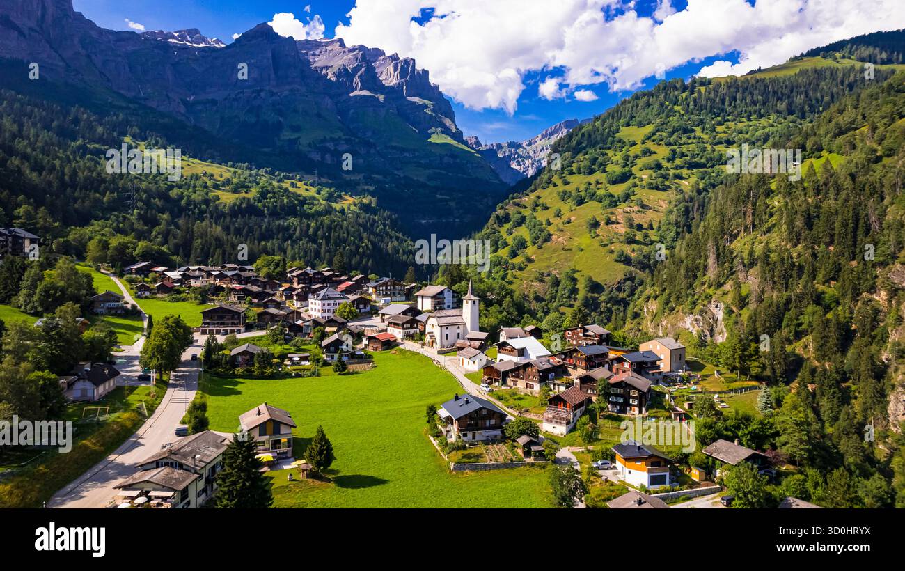 Idilliaco scenario svizzero. Bellissimo villaggio tradizionale di Inden nel Canton Vallese. Panorama panoramico della Svizzera con tipiche case in legno e chiesetta. Foto Stock