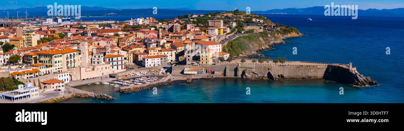 Italia , Toscana turismo luoghi panoramici e città costiere - Piombino affascinante in provincia di Livorno. vista panoramica aerea del colorato centro storico con drone Foto Stock