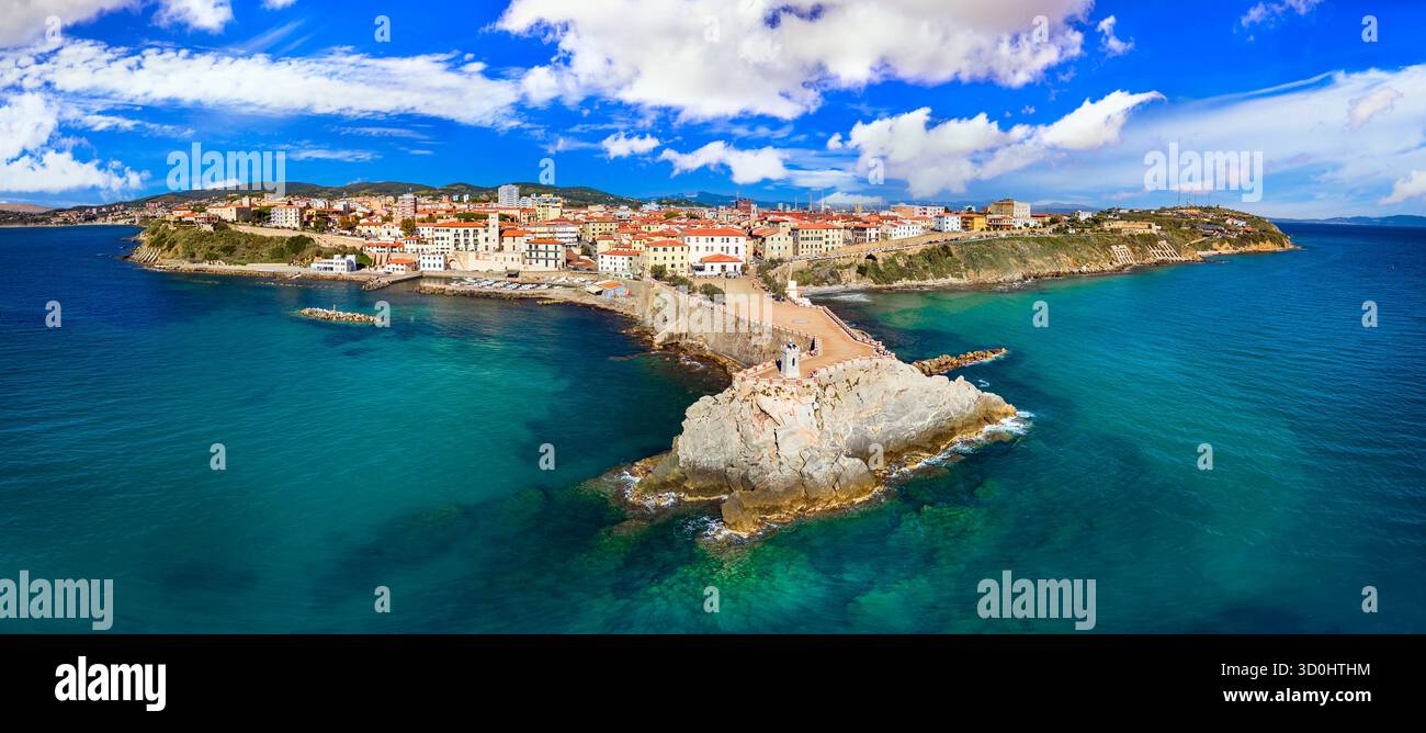 Italia , Toscana turismo luoghi panoramici e città costiere - Piombino affascinante in provincia di Livorno. vista panoramica con drone aereo con faro e vecchio t Foto Stock