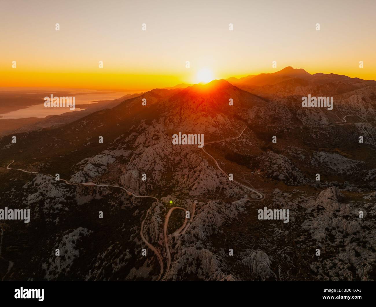 Strada Majstorska sul monte Velebit in estate in Croazia vicino al mare della croazia. Vetta rocciosa del Tulove Grede al tramonto Foto Stock