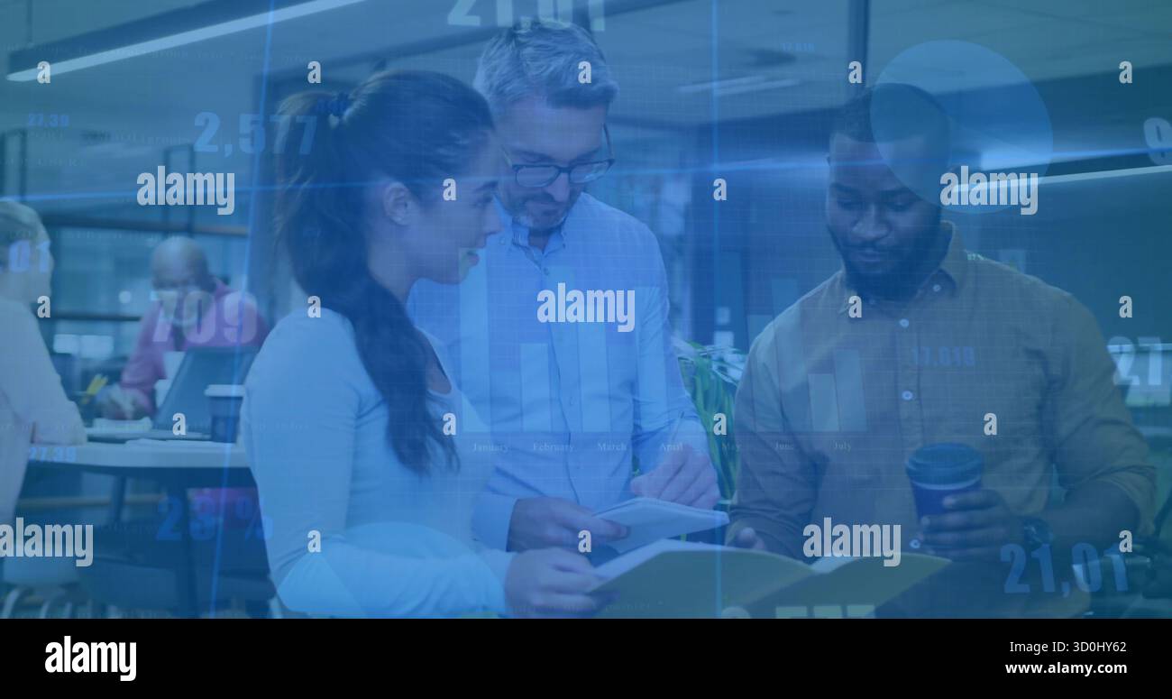 Collaborazione tra colleghi che esaminano leganti e tablet in un ufficio moderno, con tazze da caffè da asporto Foto Stock
