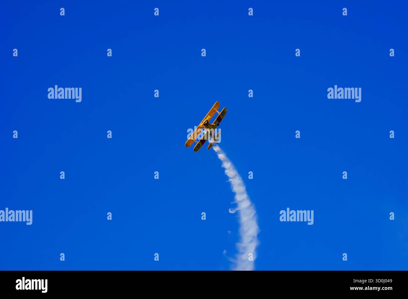 Un biplano Boeing PT-17 Stearman Model 75, durante una dimostrazione di volo ad uno spettacolo aereo sulla Rossfeld a Metzingen-Glems, Baden-Wuerttemberg, Germania. Foto Stock