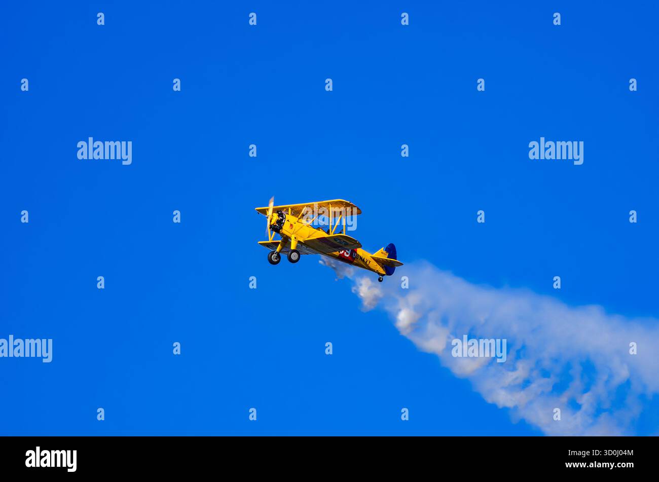 Un biplano Boeing PT-17 Stearman Model 75, durante una dimostrazione di volo ad uno spettacolo aereo sulla Rossfeld a Metzingen-Glems, Baden-Wuerttemberg, Germania. Foto Stock