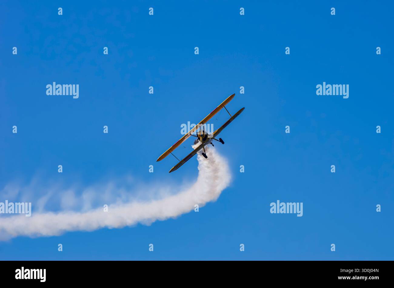 Un biplano Boeing PT-17 Stearman Model 75, durante una dimostrazione di volo ad uno spettacolo aereo sulla Rossfeld a Metzingen-Glems, Baden-Wuerttemberg, Germania. Foto Stock